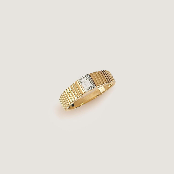 Solis Ribbed Ring Emerald Diamond